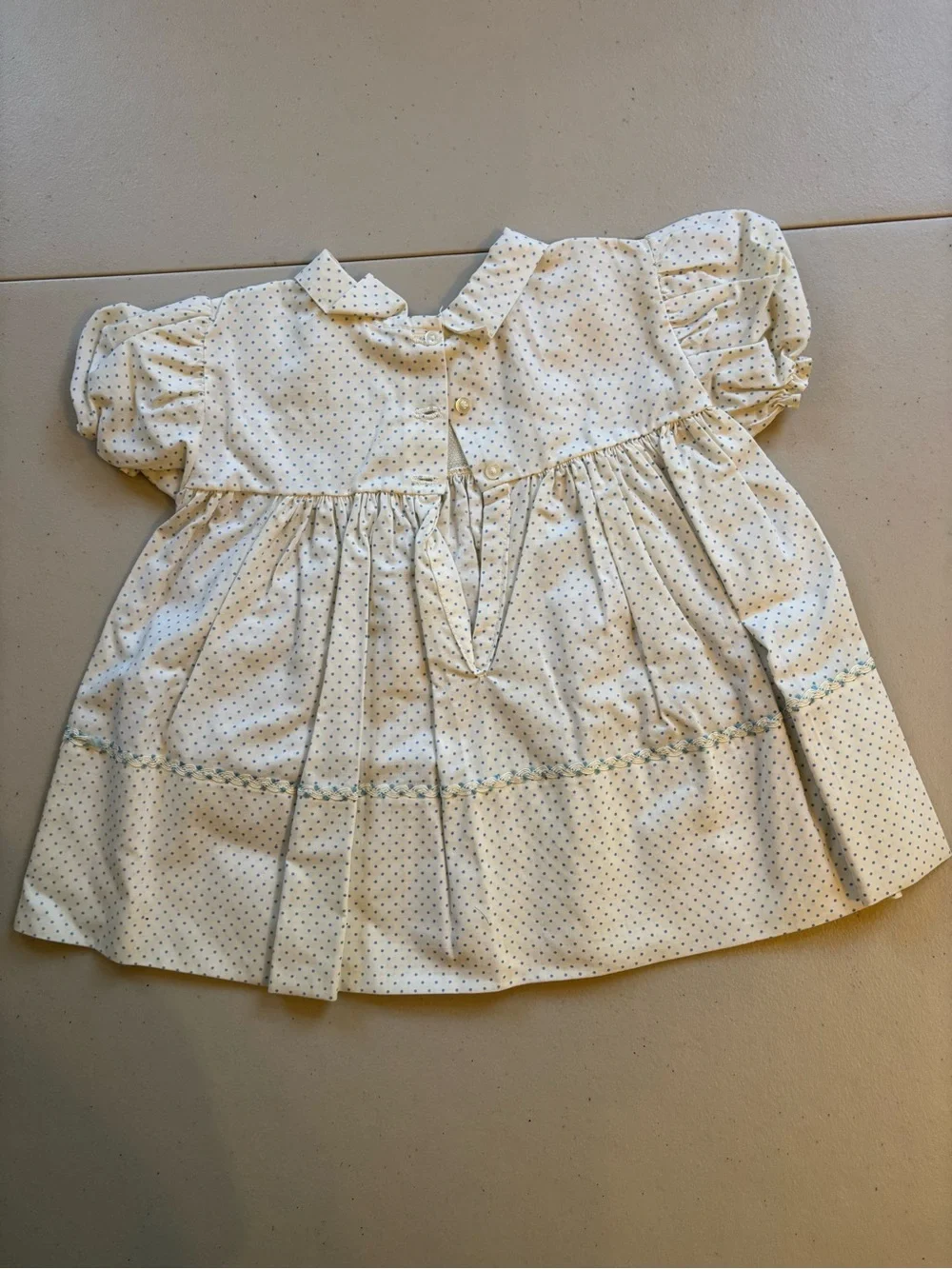Lot of 5 items. Vintage dresses and bonnet
